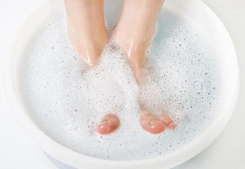 bain de soude pour le traitement de la mycose des ongles